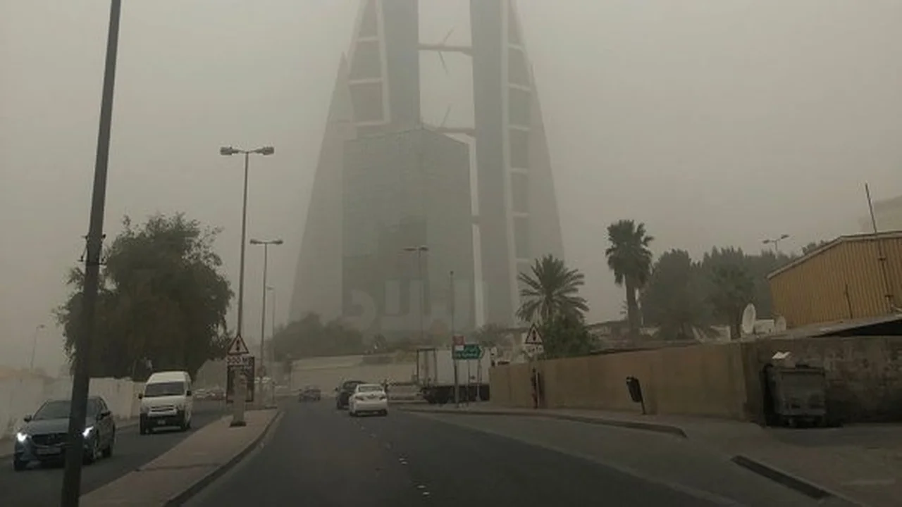 طقس حار وارتفاع مستويات الغبار في مناطق بحرينية مختلفة
